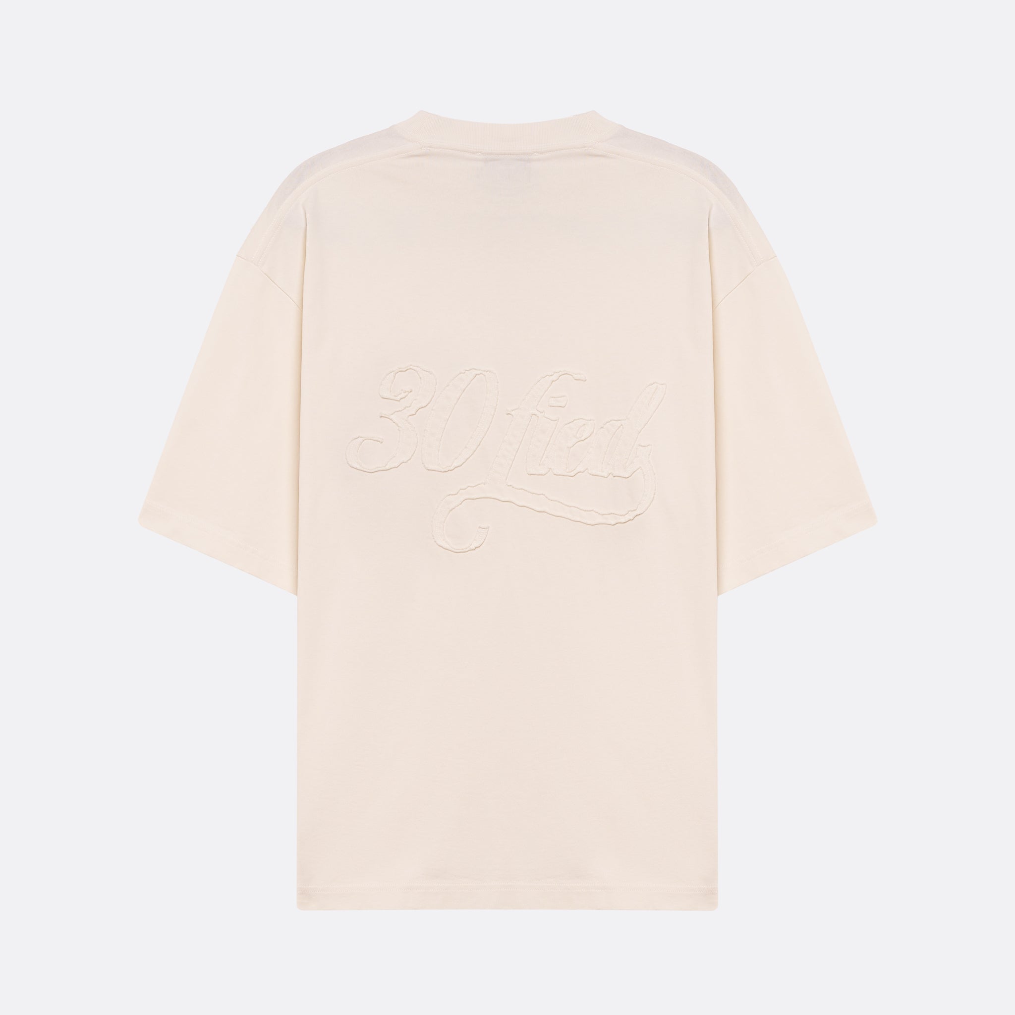 Modelo oversized de manga curta, com bordado nas costas. Cor branco/crú. Confecionada em tecido macio, com acabamento de alta qualidade.