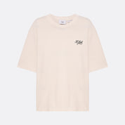 Modelo oversized de manga curta, com estampados de cidades nas costas. Cor branco/crú. Confecionada em tecido macio, com acabamento de alta qualidade.