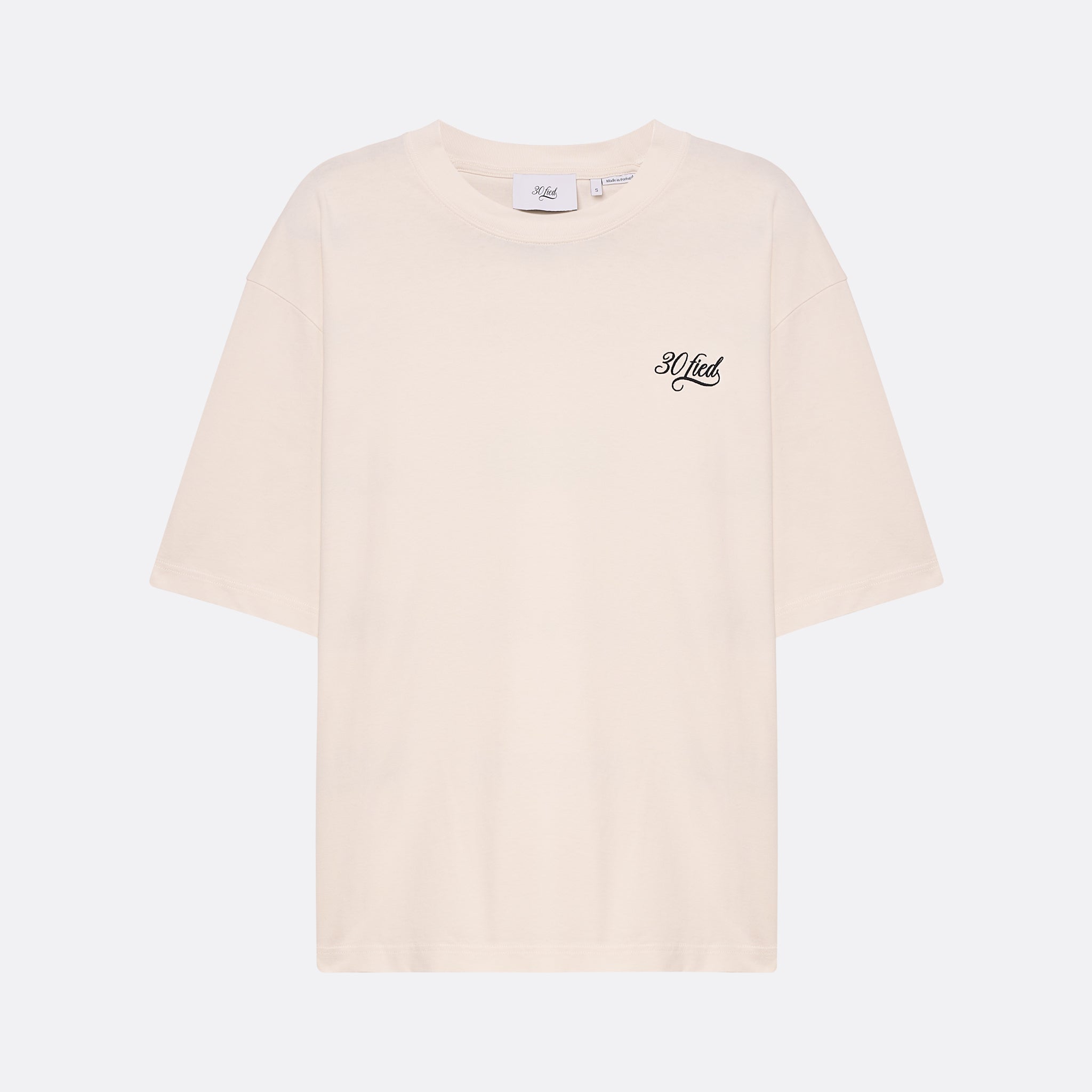 Modelo oversized de manga curta, com estampados de cidades nas costas. Cor branco/crú. Confecionada em tecido macio, com acabamento de alta qualidade.