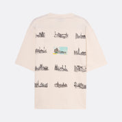 Modelo oversized de manga curta, com estampados de cidades nas costas. Cor branco/crú. Confecionada em tecido macio, com acabamento de alta qualidade.