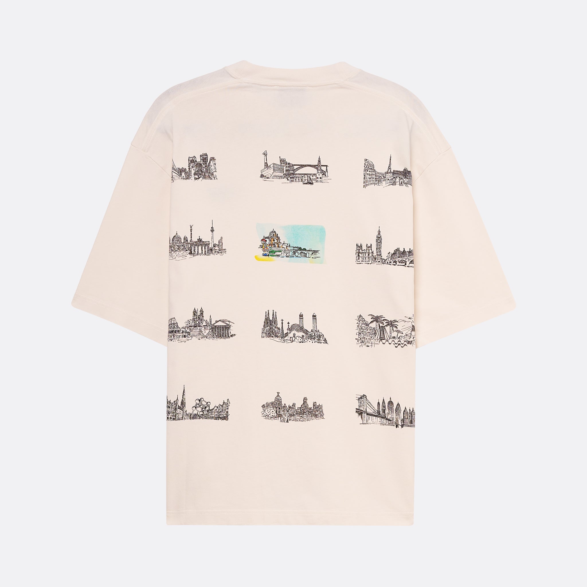 Modelo oversized de manga curta, com estampados de cidades nas costas. Cor branco/crú. Confecionada em tecido macio, com acabamento de alta qualidade.