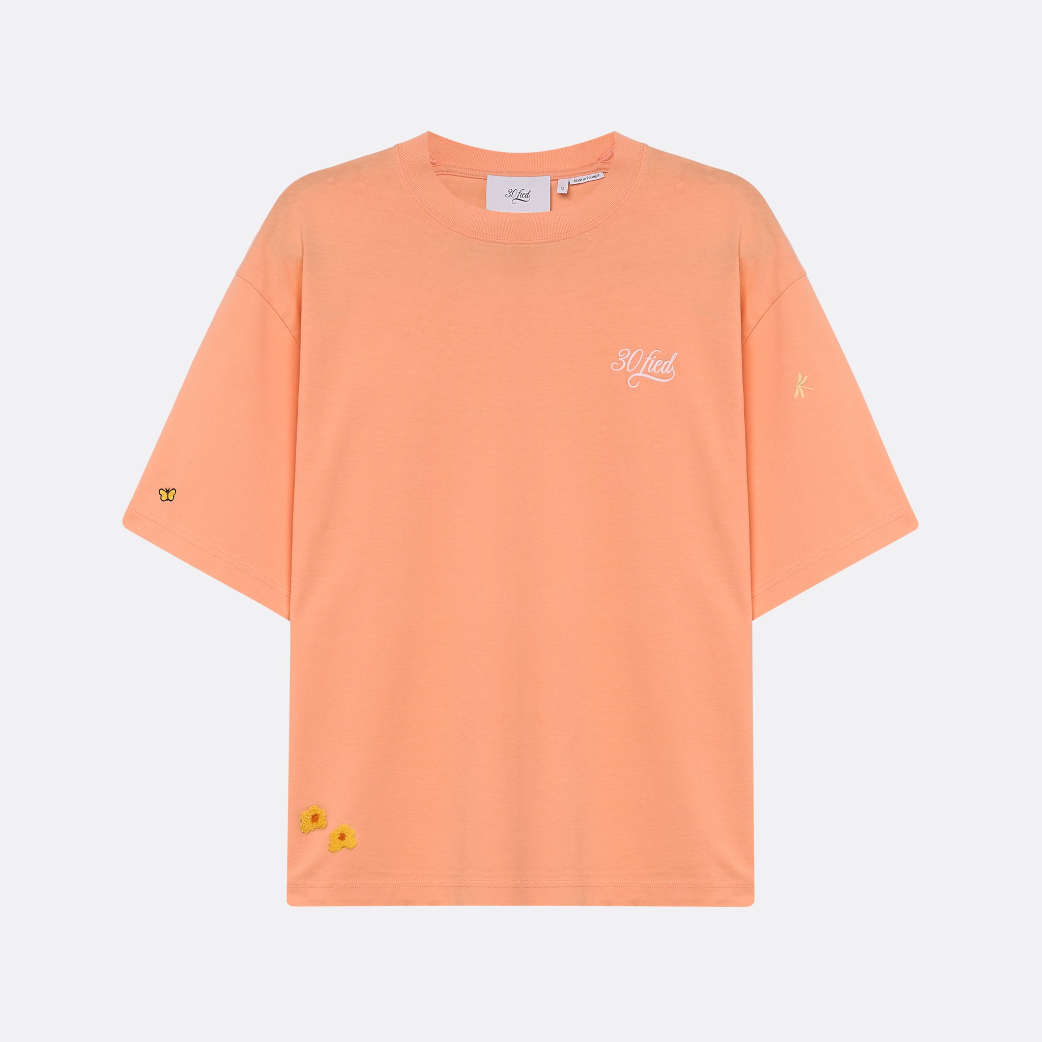 T-shirt unissexo da marca 30Fied, em tom coral. Modelo oversized de manga curta, com bordados e estampados diferenciadores. Confecionada em tecido macio, com acabamento de alta qualidade.