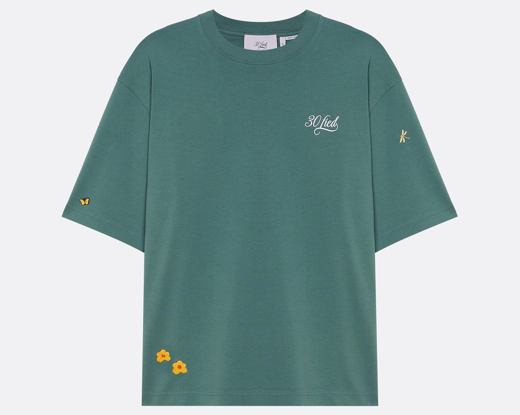 T-shirt unissexo da marca 30Fied, em tom verde. Modelo oversized de manga curta, com bordados e estampados diferenciadores. Confecionada em tecido macio, com acabamento de alta qualidade.