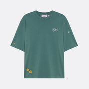 T-shirt unissexo da marca 30Fied, em tom verde. Modelo oversized de manga curta, com bordados e estampados diferenciadores. Confecionada em tecido macio, com acabamento de alta qualidade.