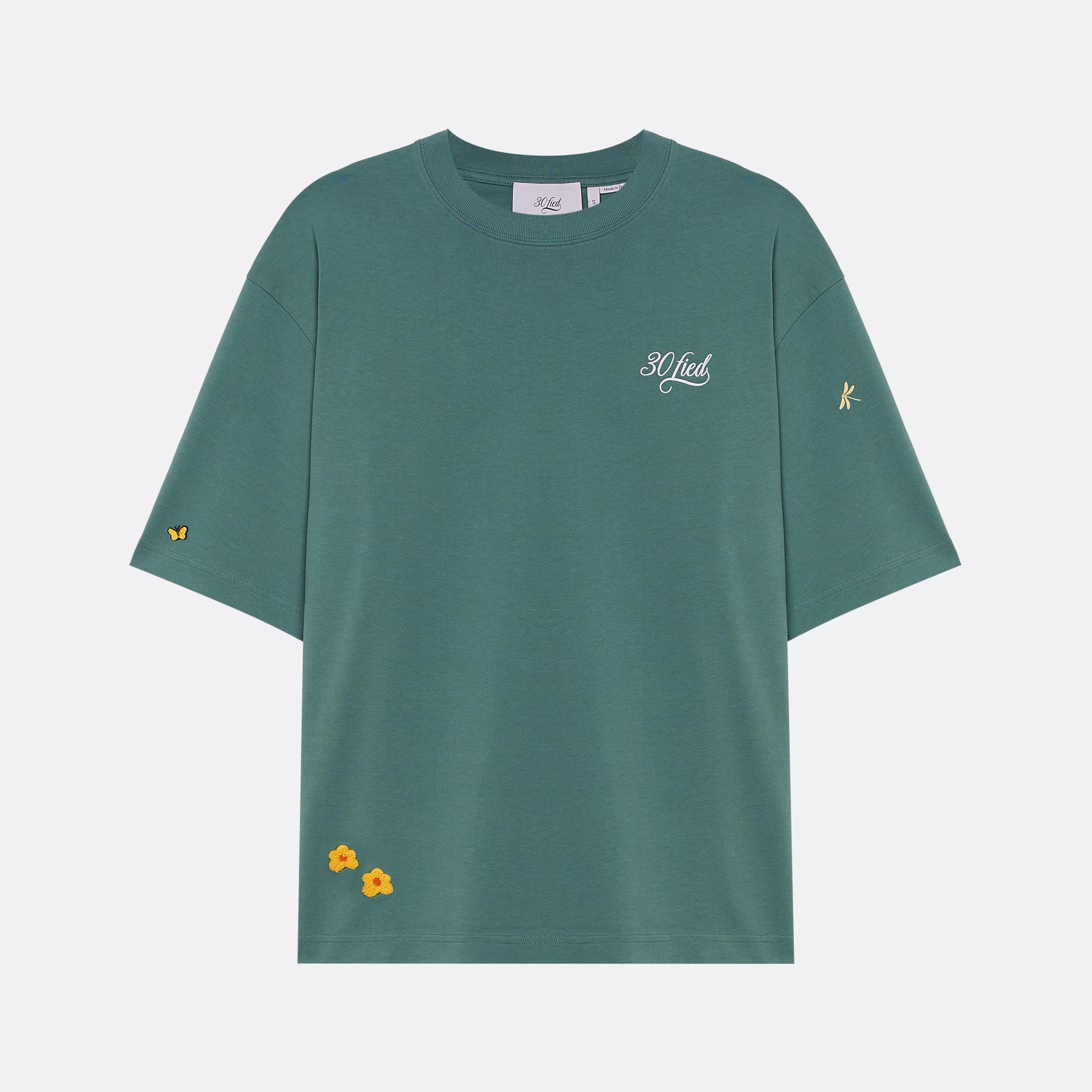 T-shirt unissexo da marca 30Fied, em tom verde. Modelo oversized de manga curta, com bordados e estampados diferenciadores. Confecionada em tecido macio, com acabamento de alta qualidade.