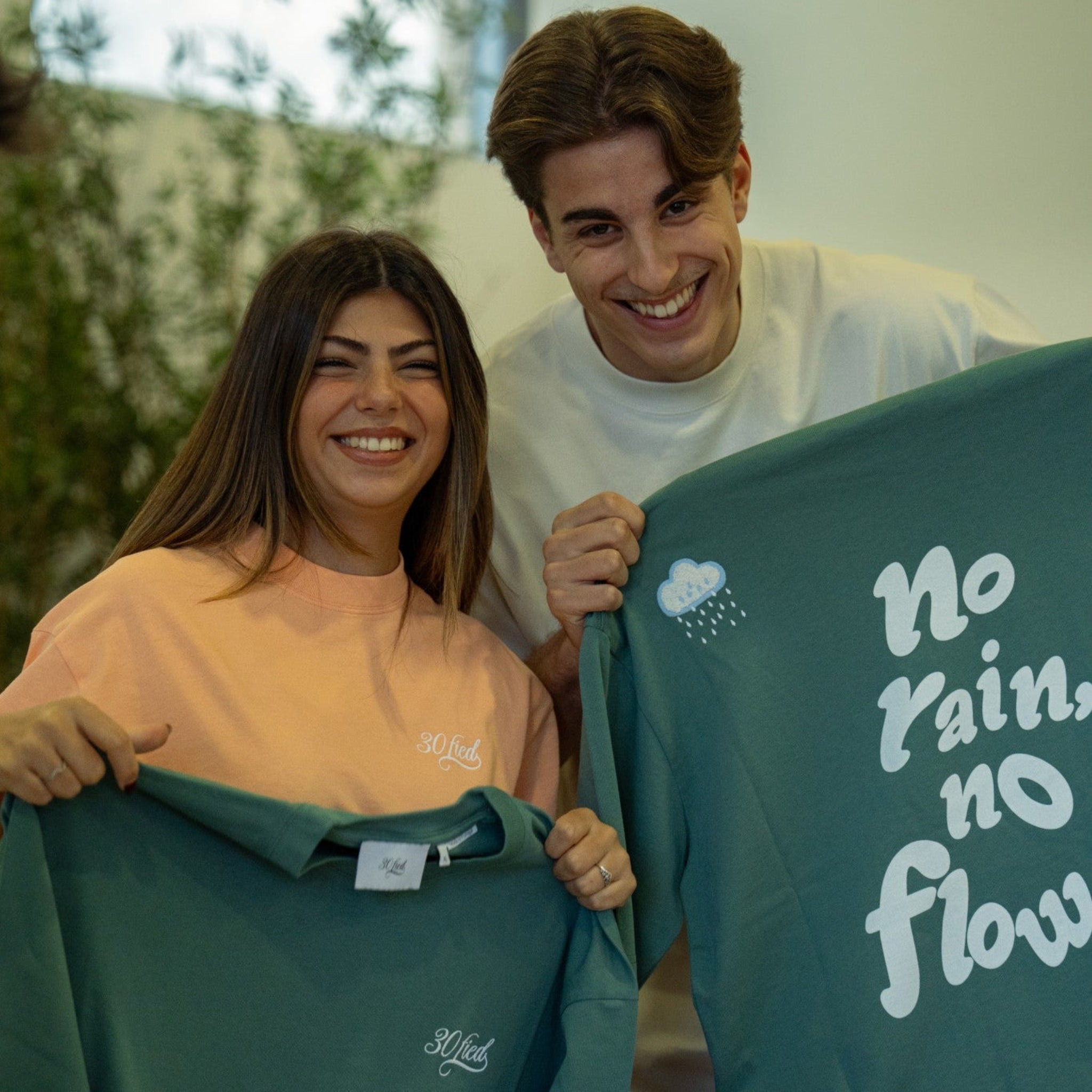T-shirt unissexo da marca 30Fied, em tom verde. Modelo oversized de manga curta, com bordados e estampados diferenciadores. Confecionada em tecido macio, com acabamento de alta qualidade.
