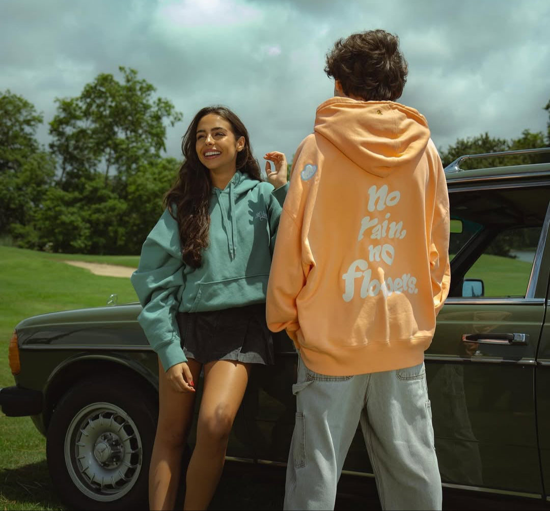 Sweatshirt unissexo com capuz da marca 30Fied.  Modelo oversized de manga comprida, com capuz e cordões ajustáveis. Apresenta bordados e estampados diferenciadores que destacam o design.