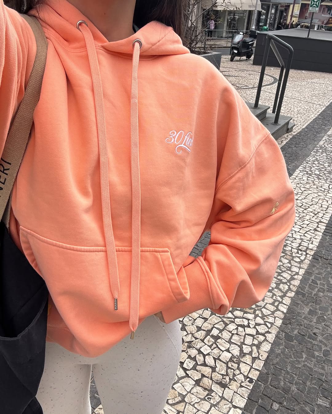 Aweatshirt unissexo com capuz da marca 30Fied, em salmão. Modelo de manga comprida oversized. Tecido confortável, modelo com capuz e com cordões ajustáveis. Com estampado e bordado. 