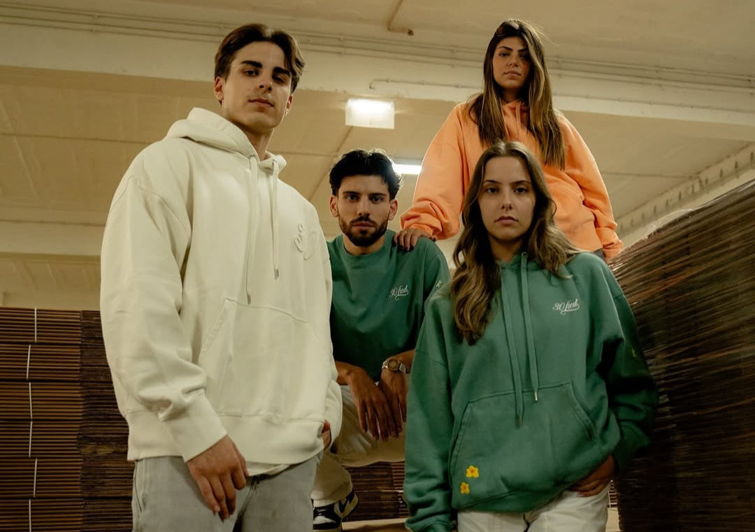 ou bordado. 
T-shirt de modelo oversized de manga curta, com estampado. Cor verde. Confecionada em tecido macio, com acabamento de alta qualidade.