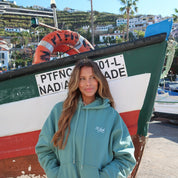 Sweatshirt unissexo com capuz da marca 30Fied, em tom verde. Modelo oversized de manga comprida, com capuz e cordões ajustáveis. Apresenta bordados e estampados diferenciadores que destacam o design.