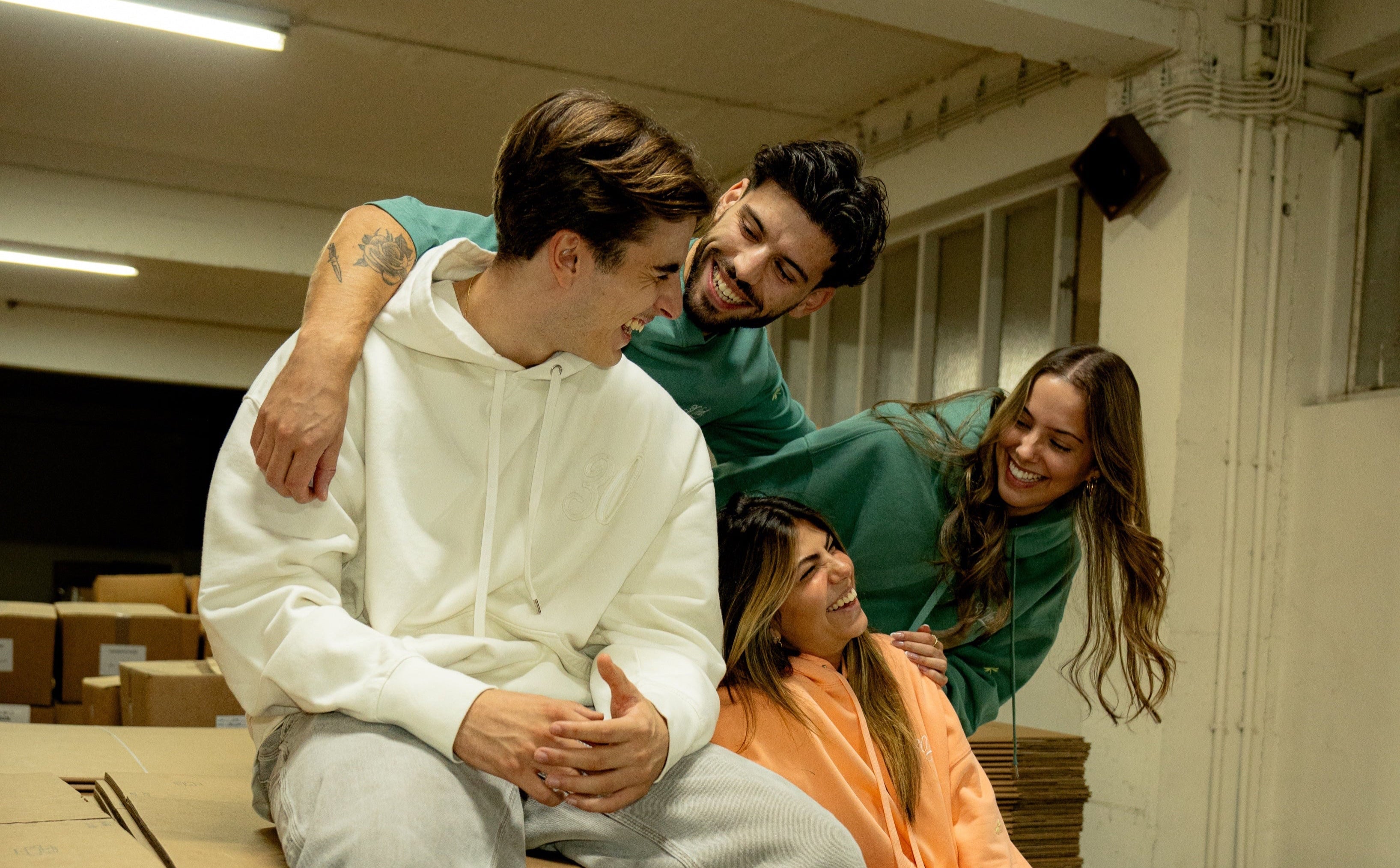 Sweatshirt unissexo com capuz da marca 30Fied. Modelo oversized de manga comprida, com capuz e cordões ajustáveis. Apresenta bordados e estampados diferenciadores que destacam o design.