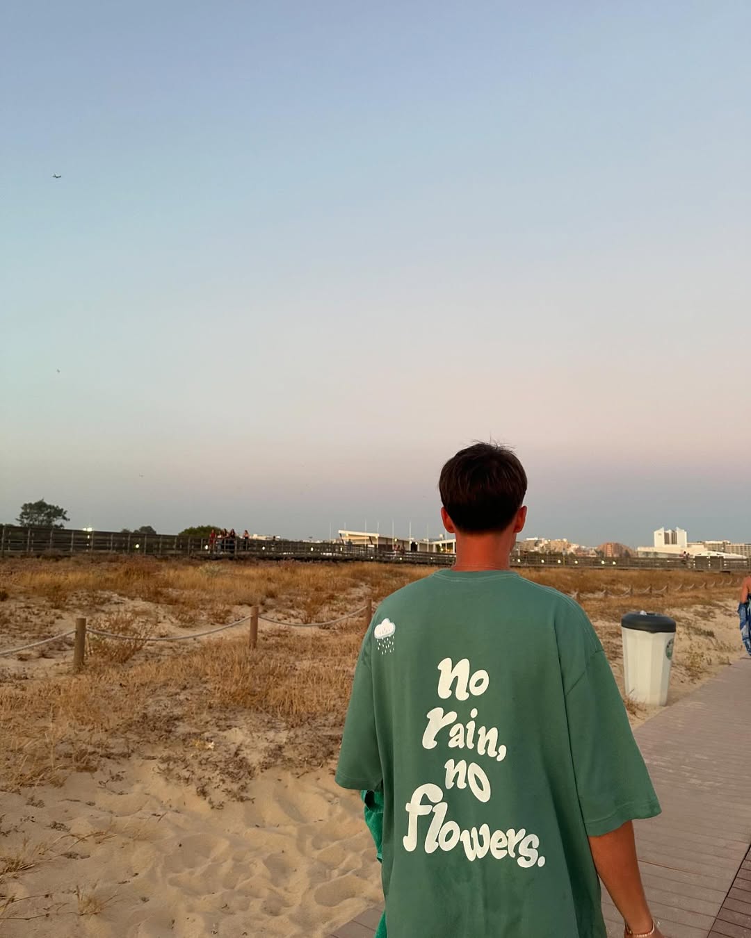 Modelo oversized de manga curta, com estampado. Cor verde. Confecionada em tecido macio, com acabamento de alta qualidade.